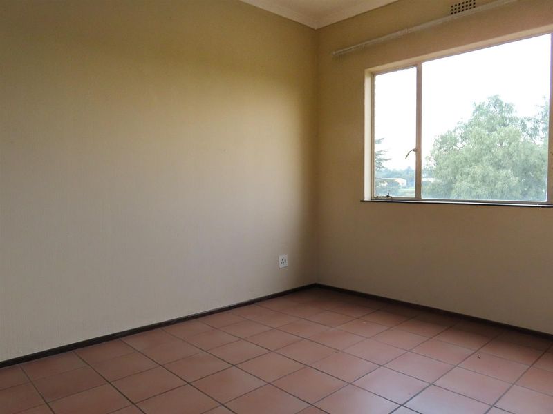 Comfortable 3 Bed, 1.5 Bath Home with Outdoor Balcony Space - Photo 5