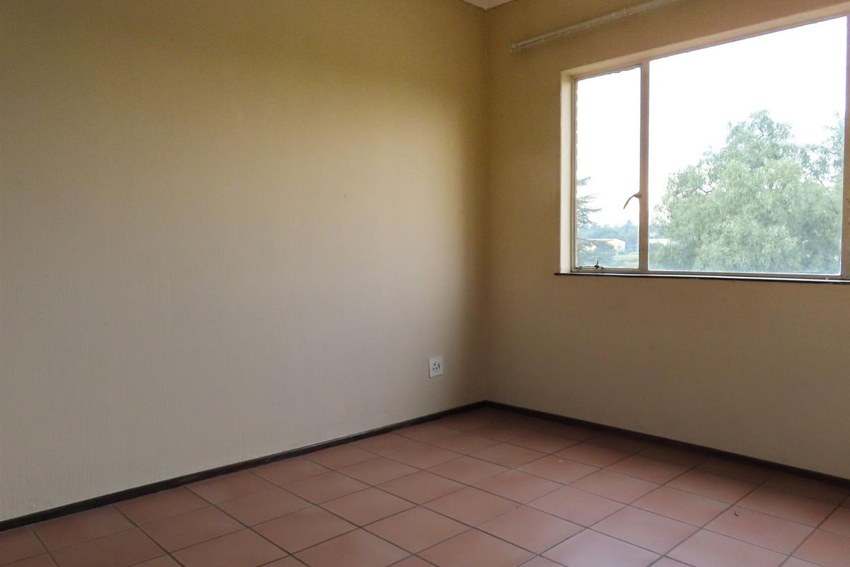 Comfortable 3 Bed, 1.5 Bath Home with Outdoor Balcony Space - Photo 5