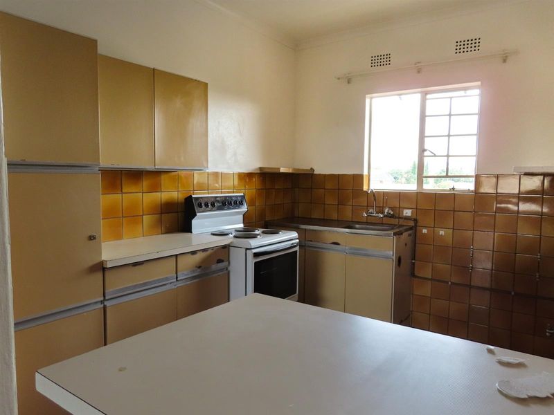 Comfortable 3 Bed, 1.5 Bath Home with Outdoor Balcony Space - Photo 2