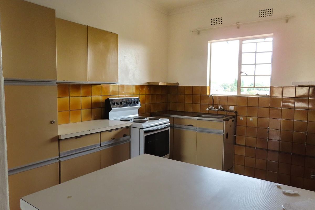 Comfortable 3 Bed, 1.5 Bath Home with Outdoor Balcony Space - Photo 2