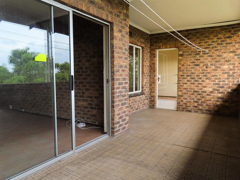 Comfortable 3 Bed, 1.5 Bath Home with Outdoor Balcony Space - Photo 4