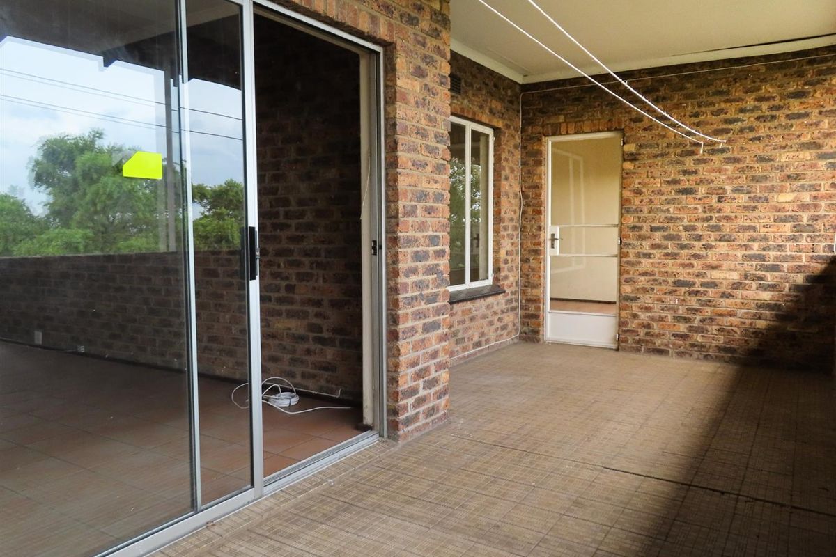 Comfortable 3 Bed, 1.5 Bath Home with Outdoor Balcony Space - Photo 4