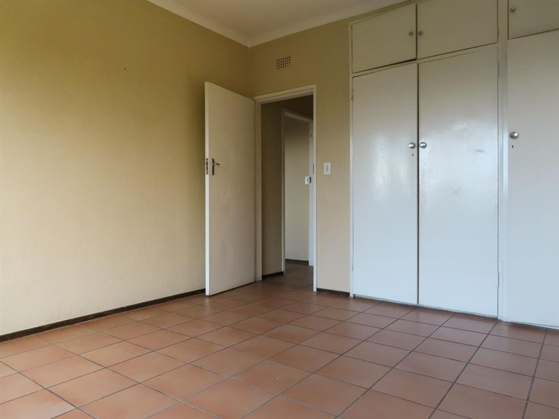 Comfortable 3 Bed, 1.5 Bath Home with Outdoor Balcony Space - Photo 10