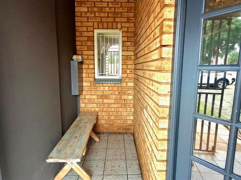 Income-Generating Property: 3-Bedroom House + 2-Bed Flat + Bachelor Unit on Double Stand in Eldorado - Photo 2