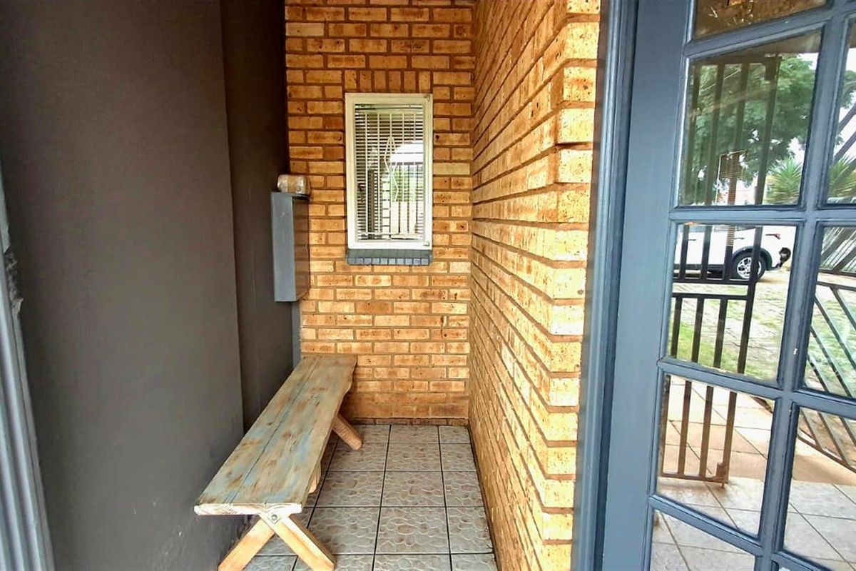 Income-Generating Property: 3-Bedroom House + 2-Bed Flat + Bachelor Unit on Double Stand in Eldorado - Photo 2