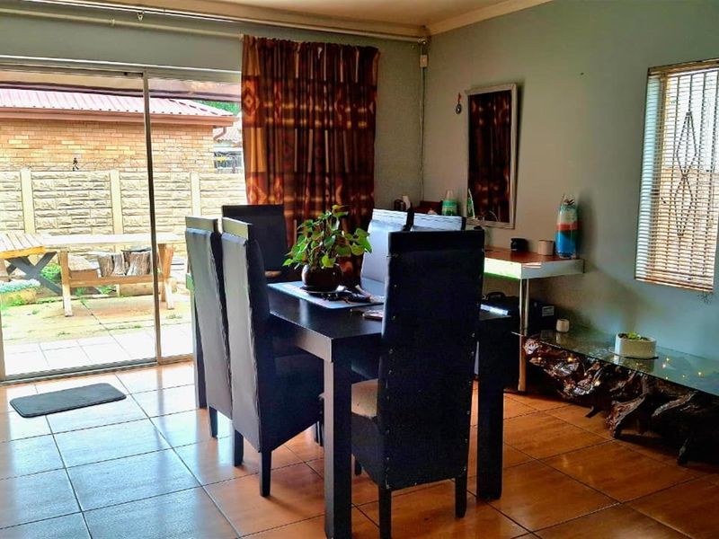 Income-Generating Property: 3-Bedroom House + 2-Bed Flat + Bachelor Unit on Double Stand in Eldorado - Photo 8