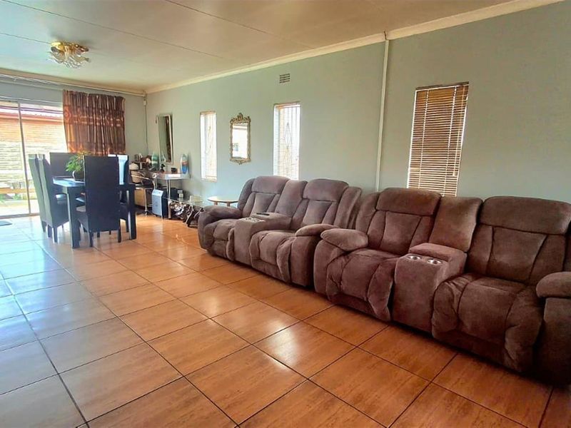 Income-Generating Property: 3-Bedroom House + 2-Bed Flat + Bachelor Unit on Double Stand in Eldorado - Photo 7