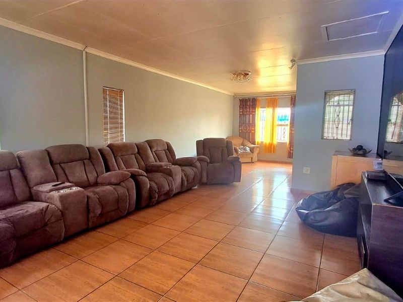 Income-Generating Property: 3-Bedroom House + 2-Bed Flat + Bachelor Unit on Double Stand in Eldorado - Photo 6