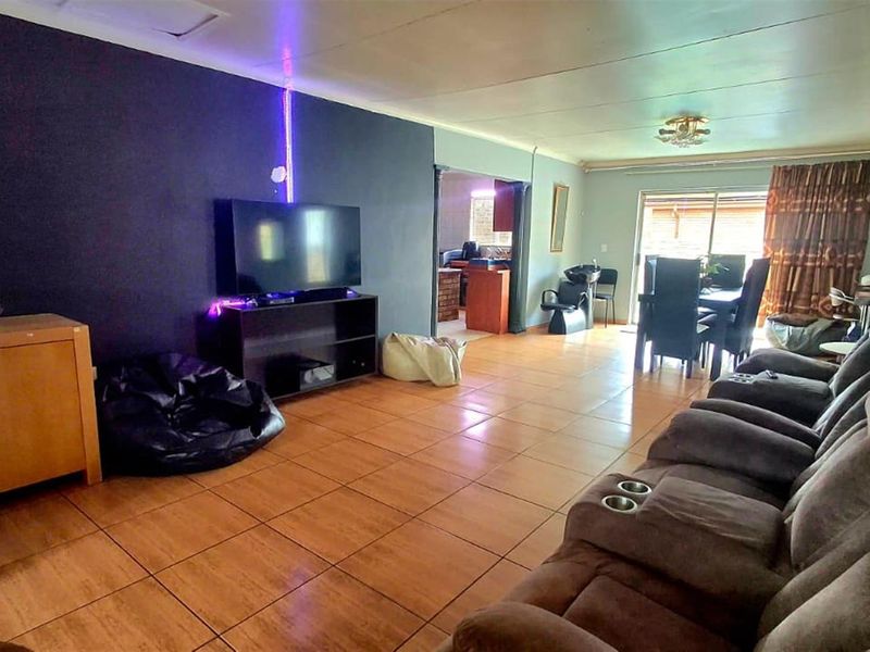 Income-Generating Property: 3-Bedroom House + 2-Bed Flat + Bachelor Unit on Double Stand in Eldorado - Photo 5