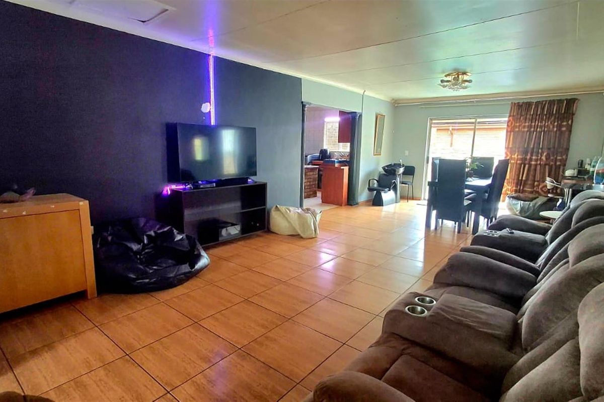 Income-Generating Property: 3-Bedroom House + 2-Bed Flat + Bachelor Unit on Double Stand in Eldorado - Photo 5