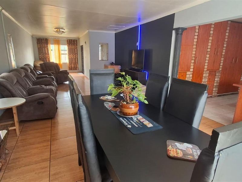 Income-Generating Property: 3-Bedroom House + 2-Bed Flat + Bachelor Unit on Double Stand in Eldorado - Photo 10