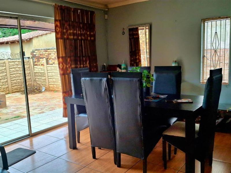 Income-Generating Property: 3-Bedroom House + 2-Bed Flat + Bachelor Unit on Double Stand in Eldorado - Photo 9