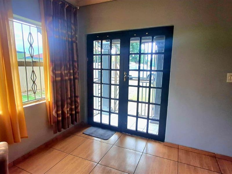 Income-Generating Property: 3-Bedroom House + 2-Bed Flat + Bachelor Unit on Double Stand in Eldorado - Photo 3