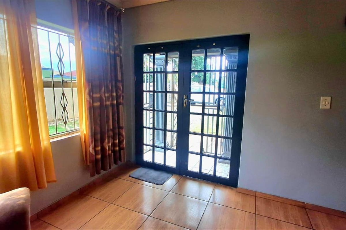 Income-Generating Property: 3-Bedroom House + 2-Bed Flat + Bachelor Unit on Double Stand in Eldorado - Photo 3