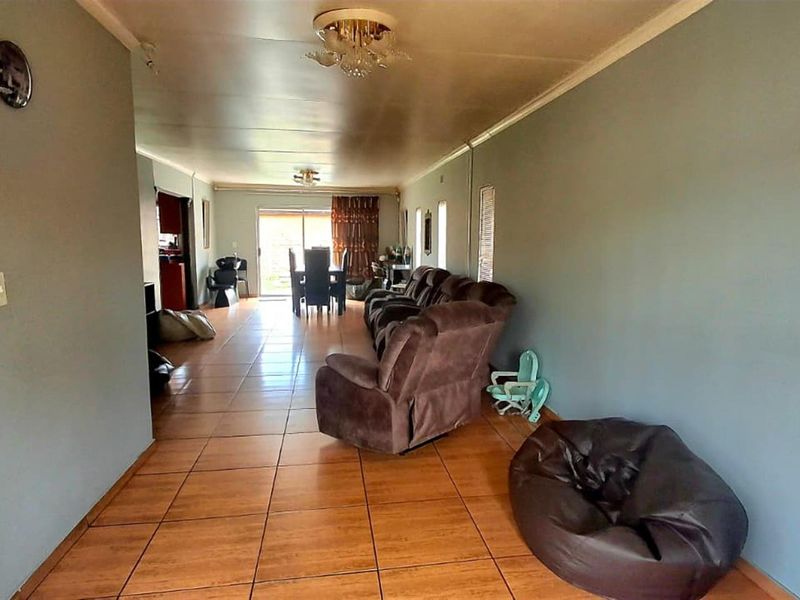 Income-Generating Property: 3-Bedroom House + 2-Bed Flat + Bachelor Unit on Double Stand in Eldorado - Photo 4