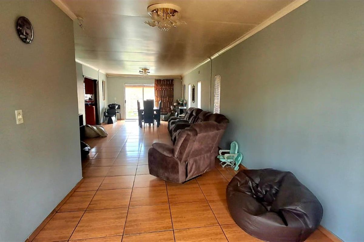 Income-Generating Property: 3-Bedroom House + 2-Bed Flat + Bachelor Unit on Double Stand in Eldorado - Photo 4