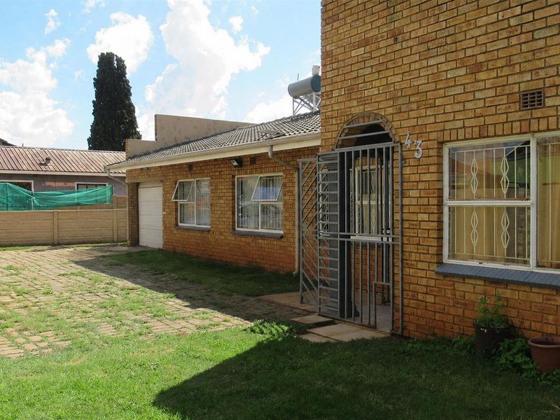 Income-Generating Property: 3-Bedroom House + 2-Bed Flat + Bachelor Unit on Double Stand - Photo 2