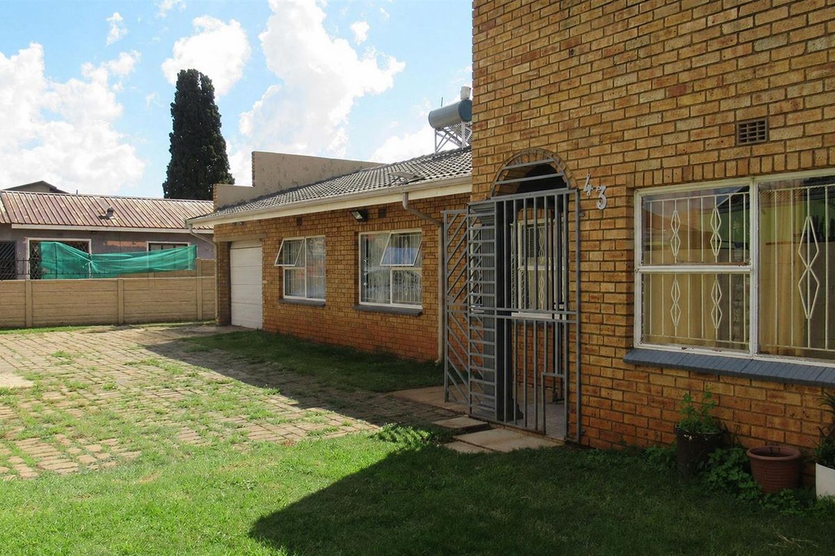 Income-Generating Property: 3-Bedroom House + 2-Bed Flat + Bachelor Unit on Double Stand - Photo 2