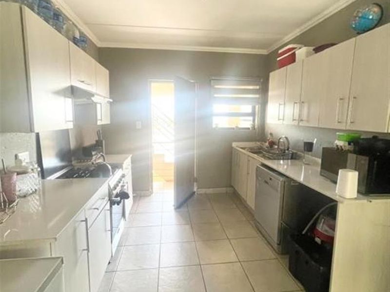 2Bed,2Bath Apartment To Rent in Lonehill, Sandton - Photo 5