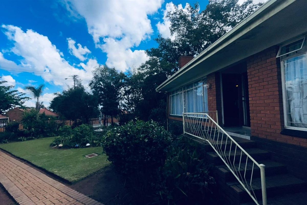 Prime Location ! 3 Bedroom House For Sale in Lyttelton Manor, Centurion. Business Potential - Photo 3