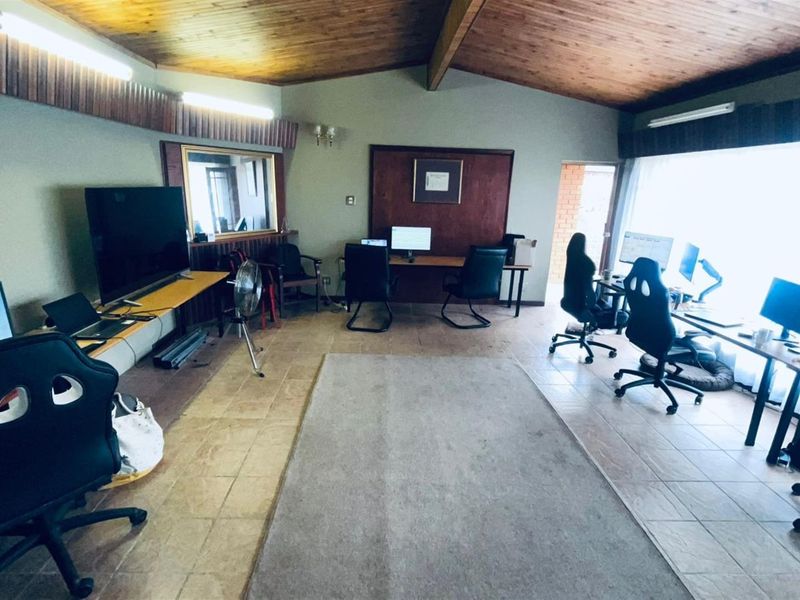 Prime Location ! 3 Bedroom House For Sale in Lyttelton Manor, Centurion. Business Potential - Photo 7