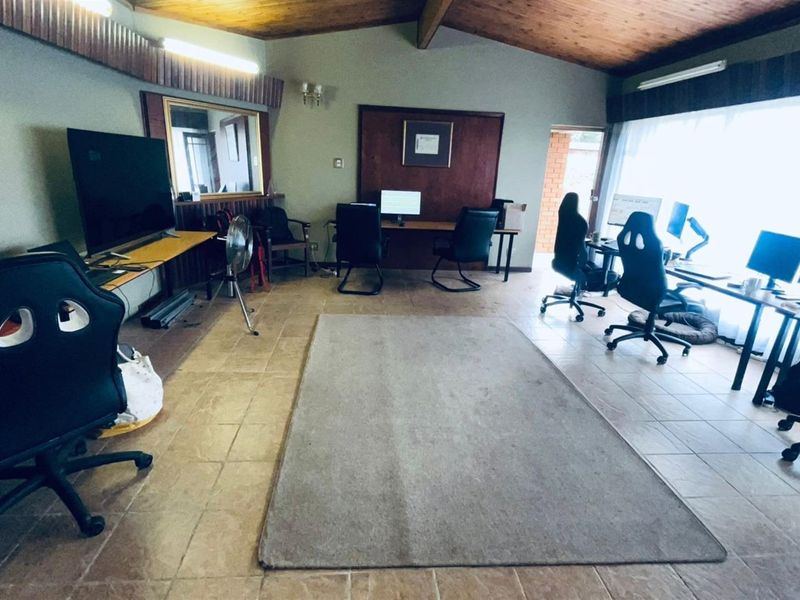 Prime Location ! 3 Bedroom House For Sale in Lyttelton Manor, Centurion. Business Potential - Photo 6