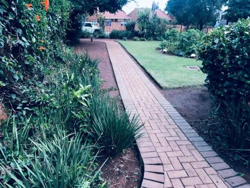 Prime Location ! 3 Bedroom House For Sale in Lyttelton Manor, Centurion. Business Potential - Photo 2
