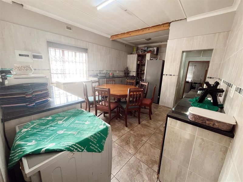 Double Delight for Family and Work, Four Bedroom home - Photo 9