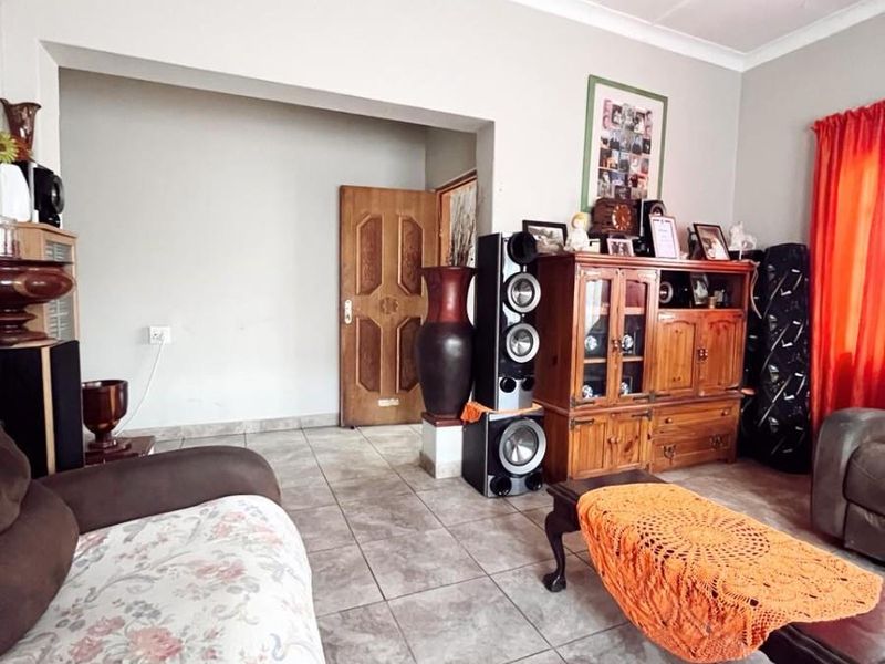 Double Delight for Family and Work, Four Bedroom home - Photo 5