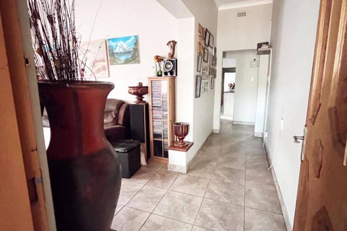 Double Delight for Family and Work, Four Bedroom home - Photo 4