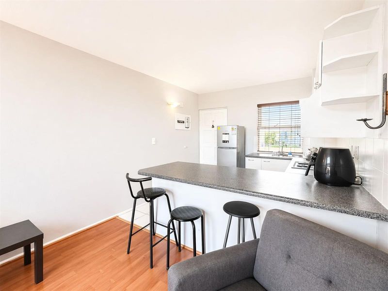 Modern Loft Apartment in Prime Claremont Location - Photo 7