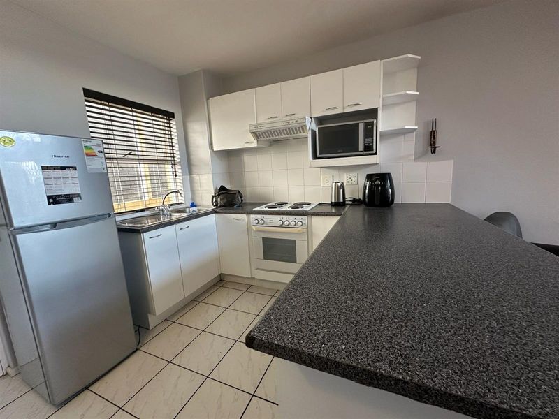 Modern Loft Apartment in Prime Claremont Location - Photo 6