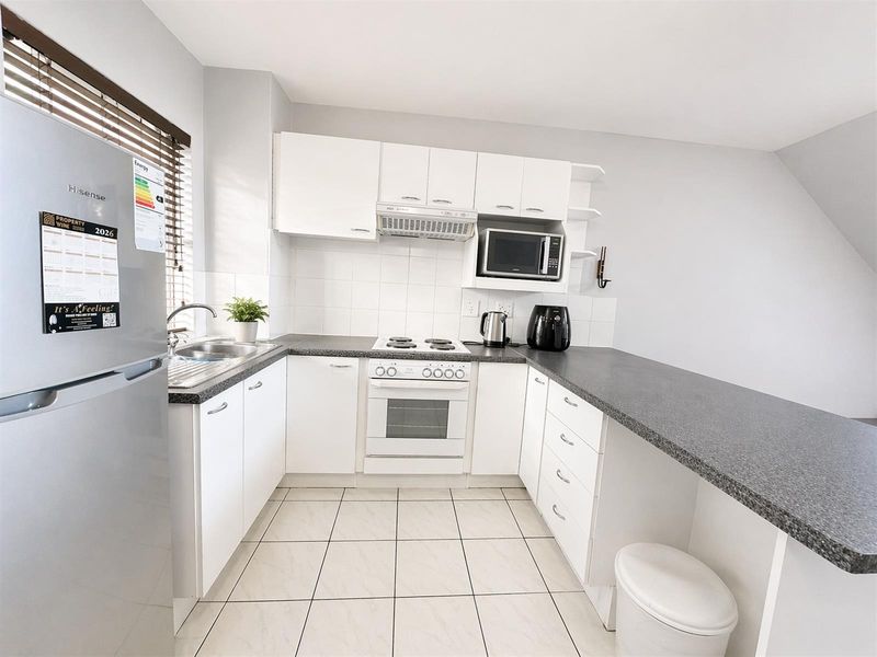 Modern Loft Apartment in Prime Claremont Location - Photo 5