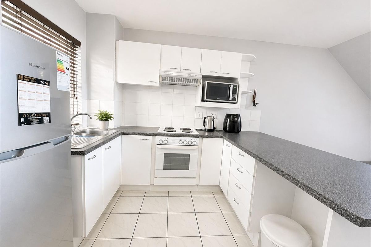 Modern Loft Apartment in Prime Claremont Location - Photo 5