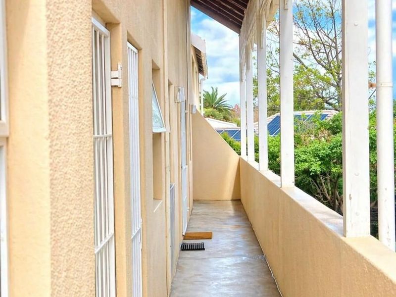 Modern Loft Apartment in Prime Claremont Location - Photo 4