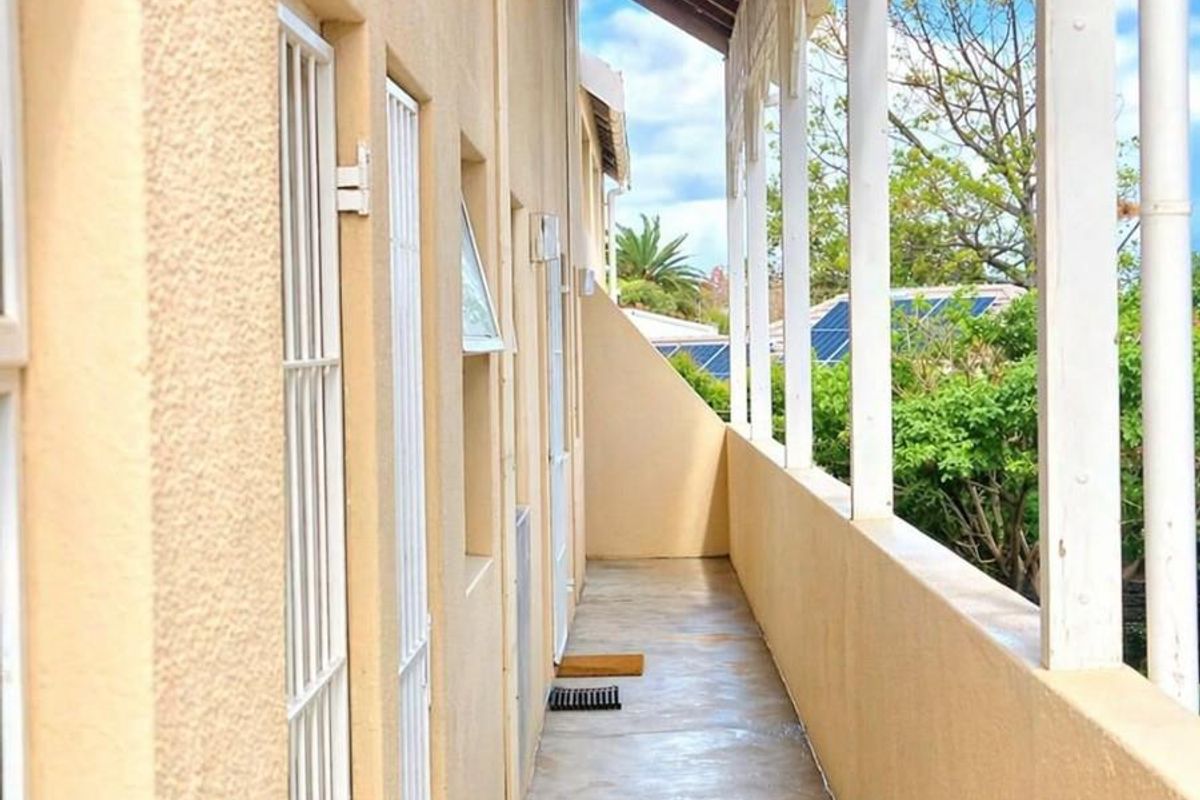 Modern Loft Apartment in Prime Claremont Location - Photo 4