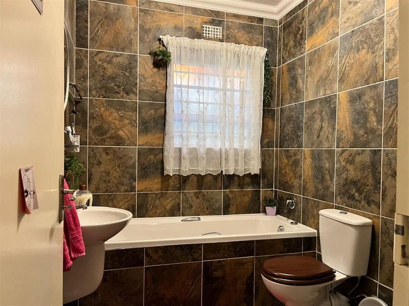 3 bedroom Townhouse For Sale in Camelot, Kuils River - Photo 6