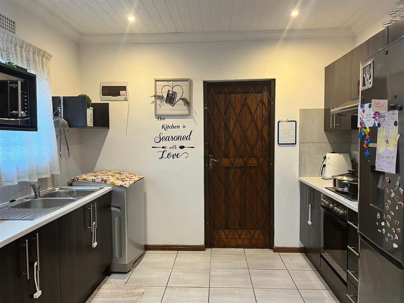 3 bedroom Townhouse For Sale in Camelot, Kuils River - Photo 2