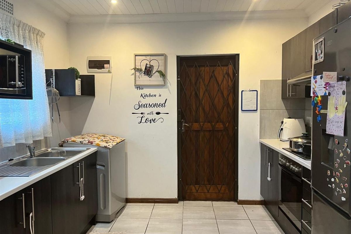 3 bedroom Townhouse For Sale in Camelot, Kuils River - Photo 2