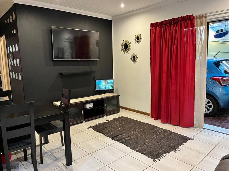 3 bedroom Townhouse For Sale in Camelot, Kuils River - Photo 3