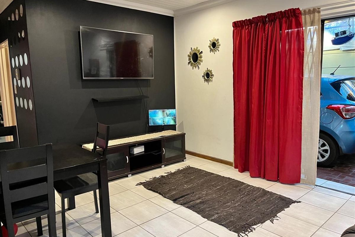 3 bedroom Townhouse For Sale in Camelot, Kuils River - Photo 3