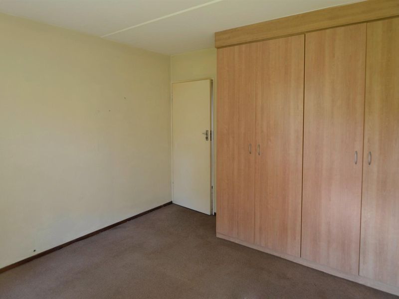 Cozy Pet Friendly Ground Floor Unit Available 1 May 2026 - Photo 10