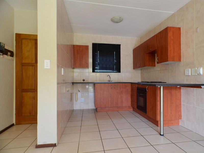 Cozy Pet Friendly Ground Floor Unit Available 1 May 2026 - Photo 6