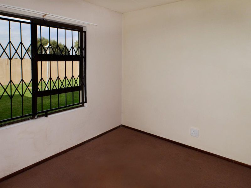 Cozy Pet Friendly Ground Floor Unit Available 1 May 2026 - Photo 2