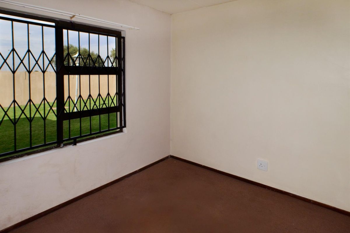 Cozy Pet Friendly Ground Floor Unit Available 1 May 2026 - Photo 2