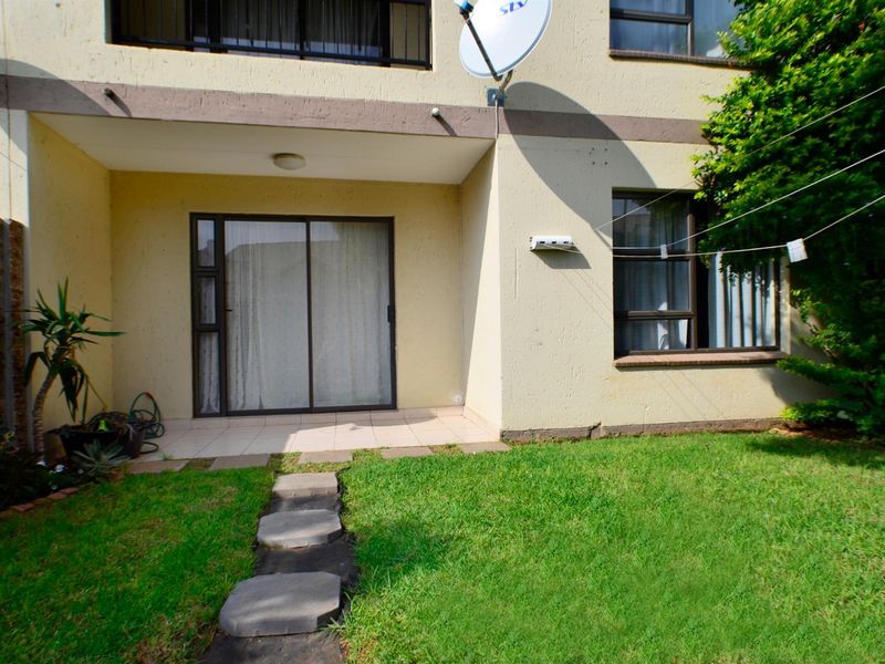 Cozy Pet Friendly Ground Floor Unit Available 1 May 2026 - Photo 5