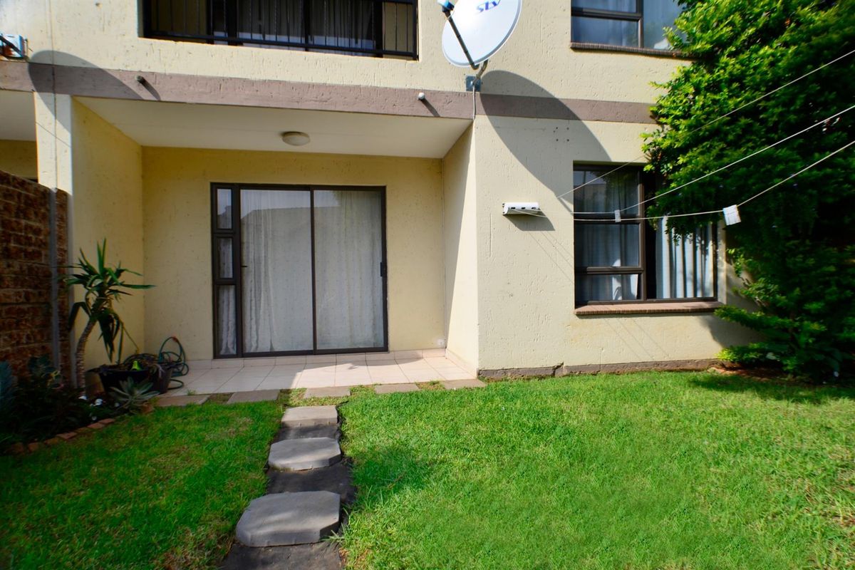 Cozy Pet Friendly Ground Floor Unit Available 1 May 2026 - Photo 5