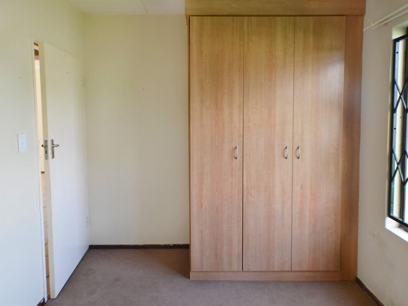 Cozy Pet Friendly Ground Floor Unit Available 1 May 2026 - Photo 3