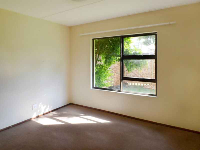 Cozy Pet Friendly Ground Floor Unit Available 1 May 2026 - Photo 9