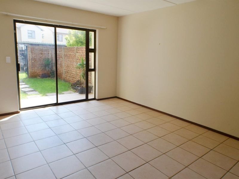 Cozy Pet Friendly Ground Floor Unit Available 1 May 2026 - Photo 7